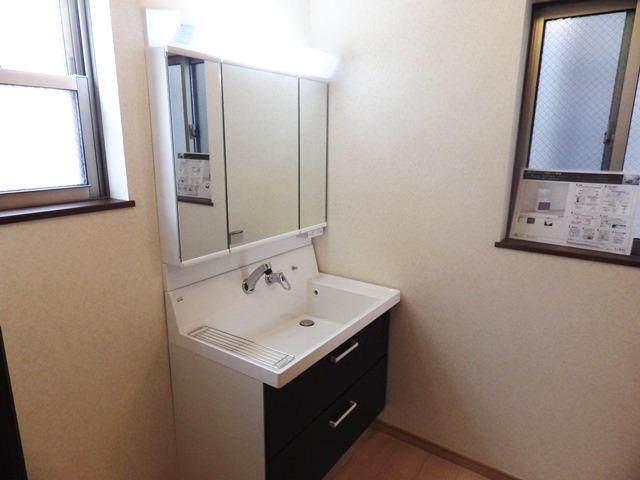 Wash basin, toilet. Indoor shooting