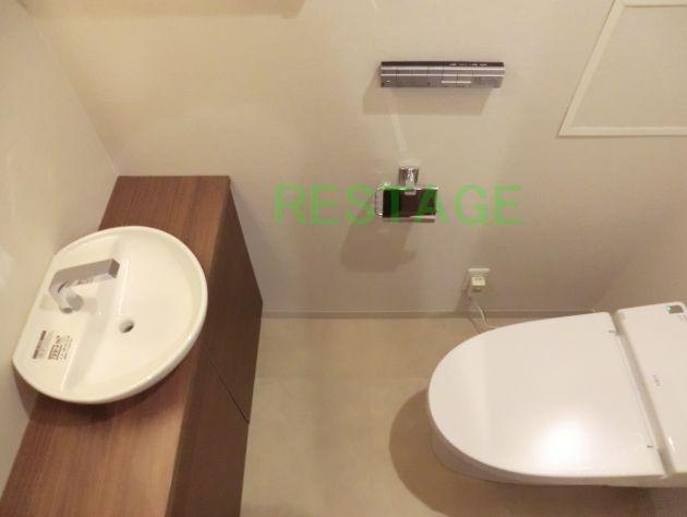 Toilet. With hand washing (automatic) toilet