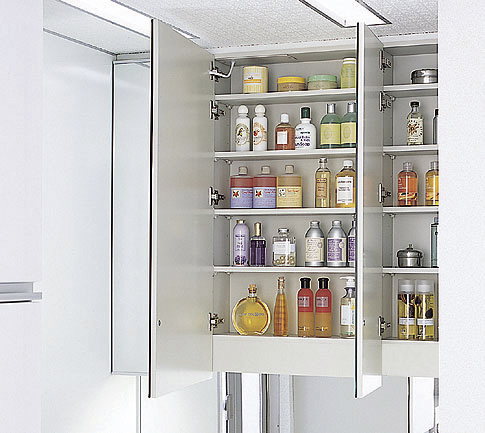 Bathing-wash room.  [Kagamiura housed three-sided mirror] Three-sided mirror a variety of cosmetics such on the back, etc., It has adopted a convenient Kagamiura housed in the storage of small items.