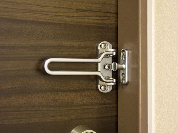 Security.  [Door Guard (with seismic function)] With Door Guard, You can also prevent the intrusion are trying to open the door by force. Bracket of the frame side, Door by earthquake ・ It has also become the corresponding easy specification to the deformation of the frame. (Same specifications)