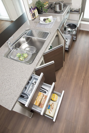 Kitchen.  [Kitchen storage] Abundant storage capacity is under the sink is equipped with a kitchen storage of charm. And clean and housed a variety of kitchen supplies.