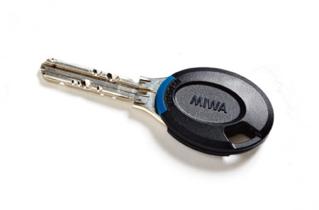 Security.  [Non-contact type (key-head)] Without plugs directly the key into the keyhole, Can be released by simply holding the key to the auto-lock operation panel has adopted a non-contact key. (Same specifications)