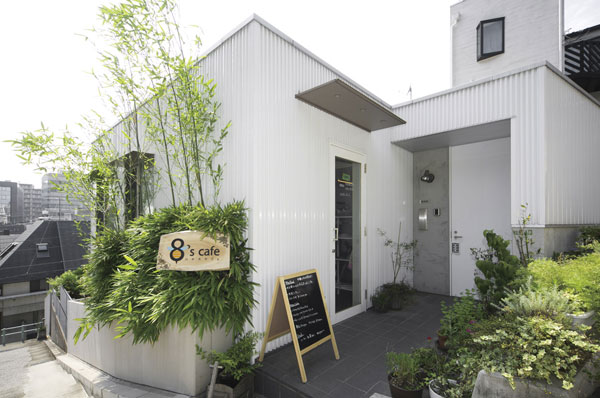 Building structure. Hachisukafe / There is a short walk, Simple and stylish space is a popular cafe. Healthy menu of vegetables center is glad to women!  ※ About 120m from the site (2 minutes walk)