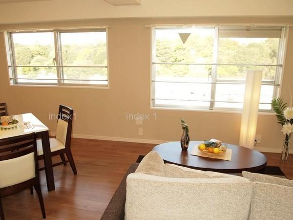 Living. Guests can relax while watching the green!