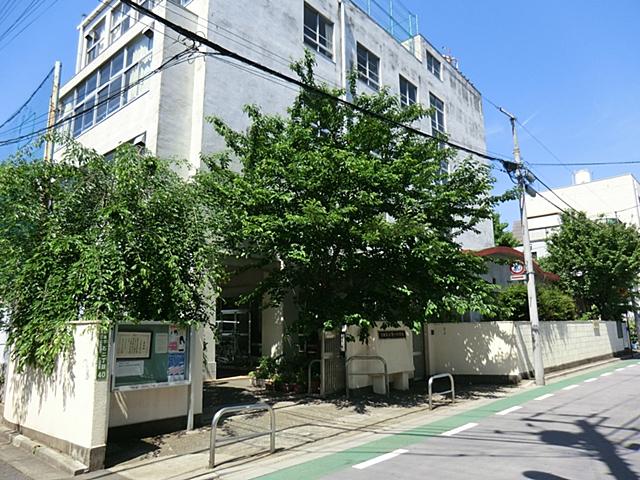 Junior high school. 701m to Bunkyo Ward tenth Junior High School