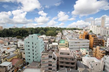 View photos from the dwelling unit. Is the view from the living room. You can overlooking the Du Gokokuji in front. View from the living room (10 May 2013) Shooting.