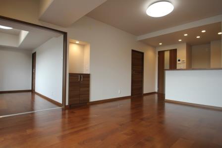 Living. Adopt a flooring of wide, gentle woodgrain. There are no steps in the room. . LD (10 May 2013) Shooting.