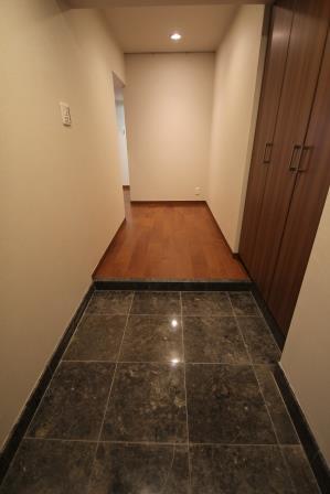 Entrance. Granite paste of entrance, We re-covering the new. It was also installed picture rails. Entrance (October 2013) Shooting.