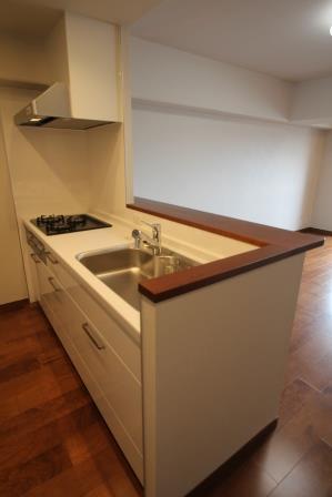 Kitchen. Open counter kitchen, Dishwasher, It is with a water purifier. Kitchen (October 2013) Shooting