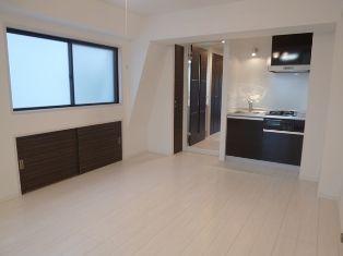 Living. 8.1 tatami dining kitchen southwest north of the three-direction room dihedral balcony kitchen ・ unit bus ・ Wash ・ Toilet all is already a new exchange in September 2008 large-scale repair Performed