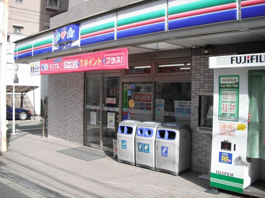 Convenience store. Three F Sendagi 101m up to 4-chome