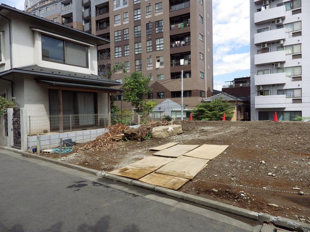 Local photos, including front road. A compartment