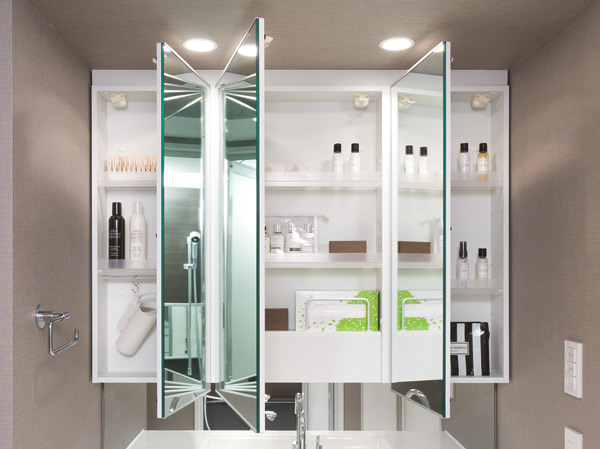 Bathing-wash room.  [Three-sided mirror with vanity (with hand lighting)] It has adopted a three-sided mirror with vanity, which also includes a three-sided mirror under mirror tailored to the child's point of view. Ensure the storage rack on the back side of the three-sided mirror. You can organize clutter, such as skin care and hair care products. Also storage rack is clean and maintain because it is clean and remove.