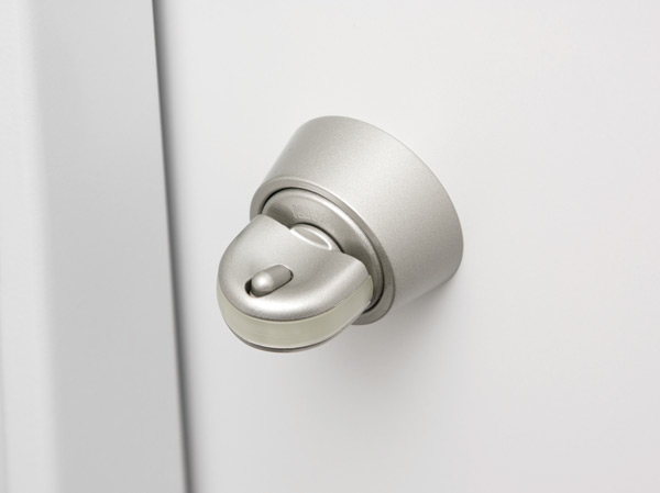 Security.  [Crime prevention thumb turn] Tool was adopted switched security thumb that corresponds to the incorrect tablet would turn the thumb placed on the inside of the door (the top one place).