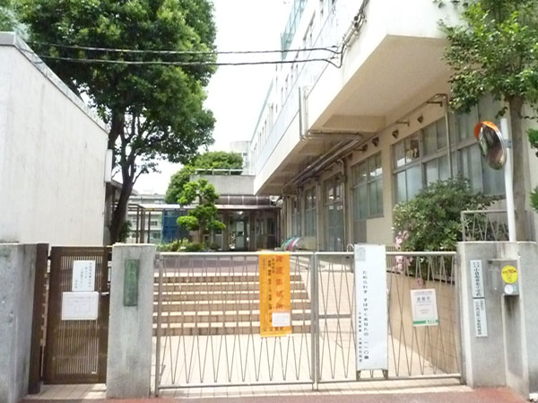 Surrounding environment. Small Hyugadai the town elementary school (about 280m ・ A 4-minute walk), "heart richly Stretch of live elementary school was the educational goal of the children's development ". One school building that has been renovated in 1938, Second floor of the porch and stairs of the semi-circular type of dance field, It is a modern building for the time.