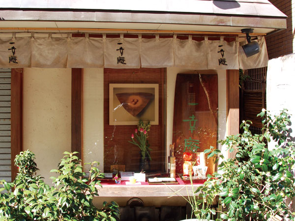 Surrounding environment. Kazuyukian (about 630m ・ 8-minute walk) of reputation in the local Kyoto confectionery shops. There from Kasuga Street was entered one, It is quiet and the appearance of goods.