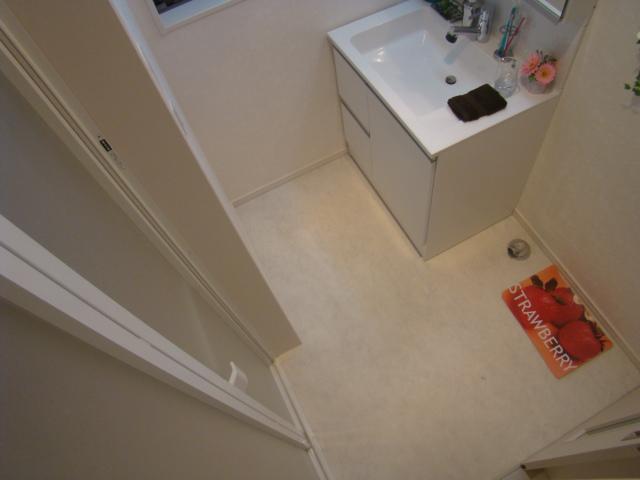 Wash basin, toilet. Indoor (11 May 2013) Shooting