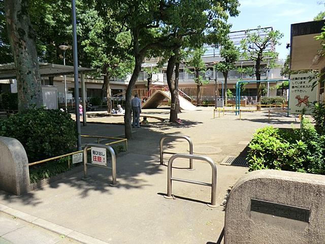 Streets around. Sengoku 100m to the park
