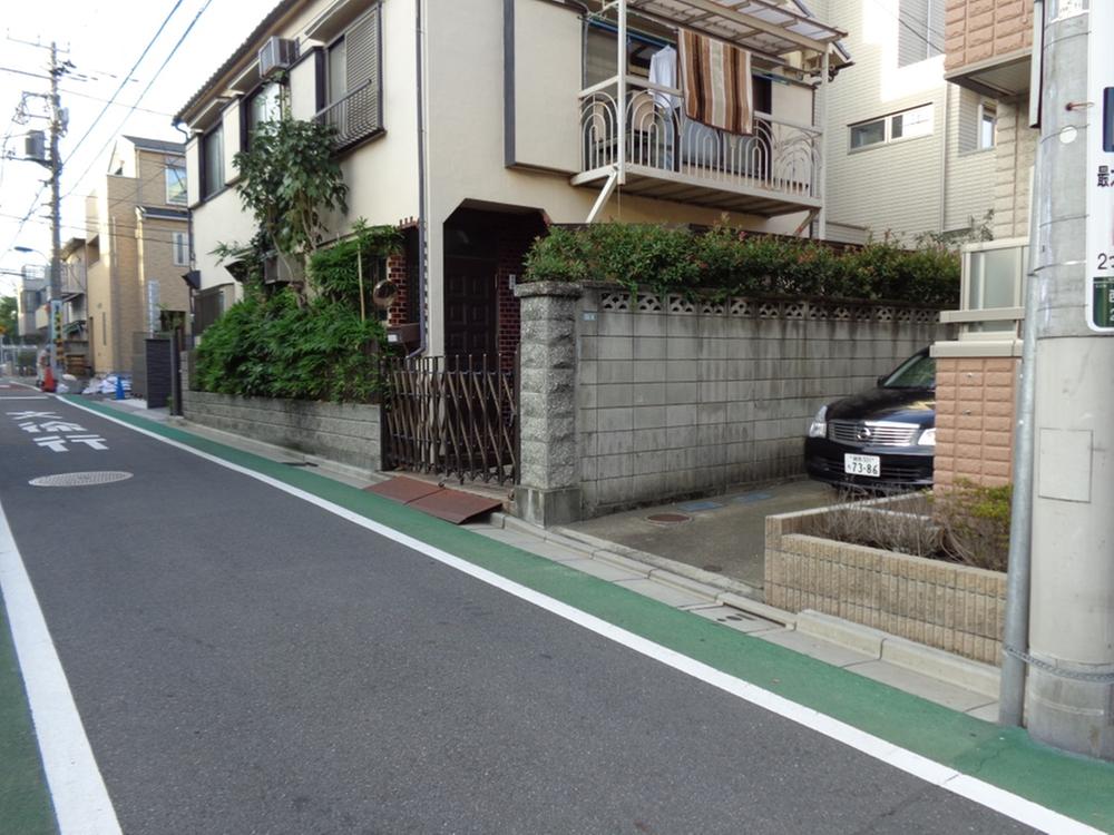 Local photos, including front road. Local (10 May 2010) Shooting