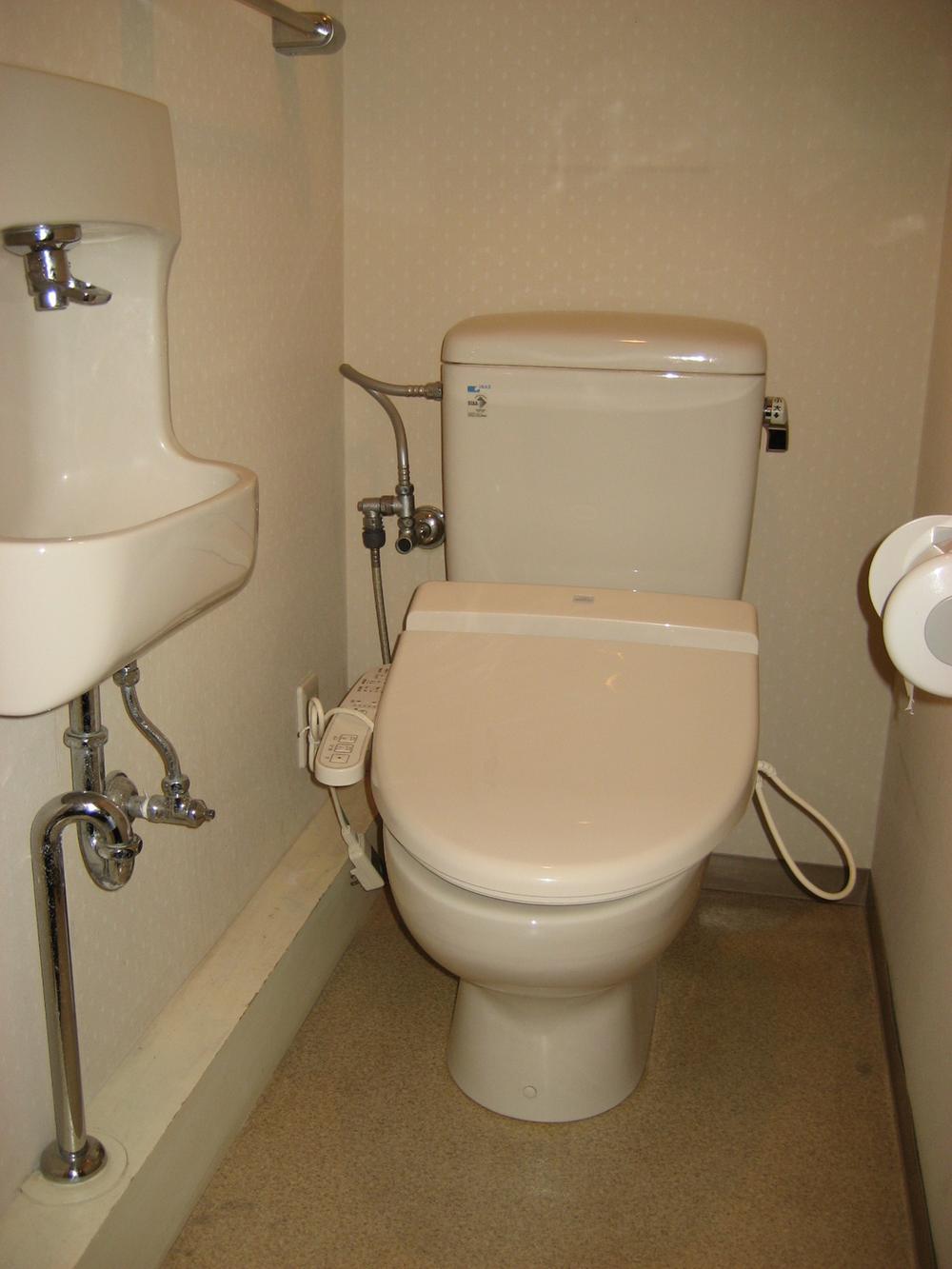 Toilet. Indoor (08 May 2012) shooting