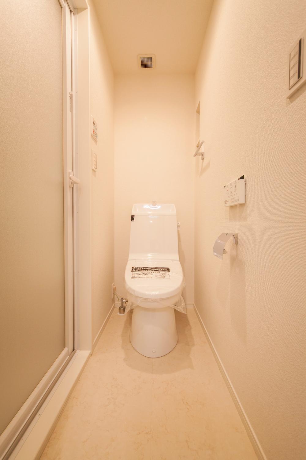 Toilet. Indoor (11 May 2013) Shooting