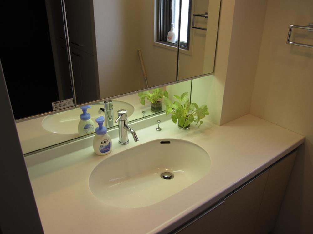 Wash basin, toilet. Indoor (11 May 2013) Shooting