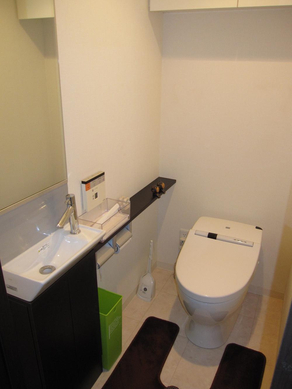 Toilet. Indoor (11 May 2013) Shooting