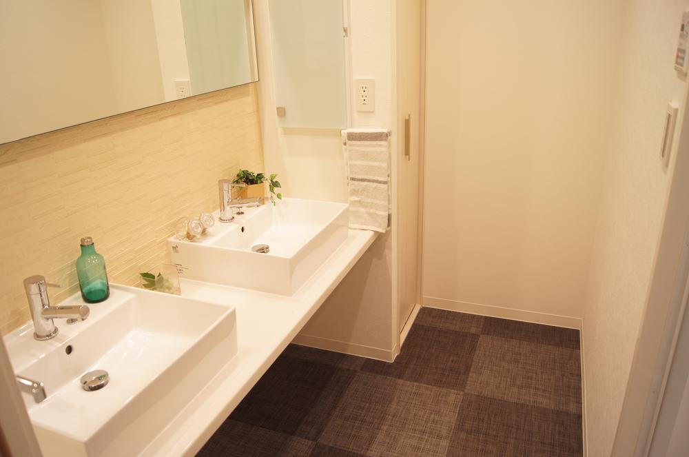 Wash basin, toilet. Interior