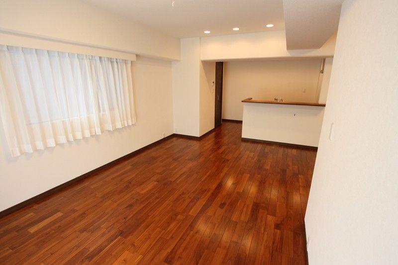 Living. 2 station 4 lines Available