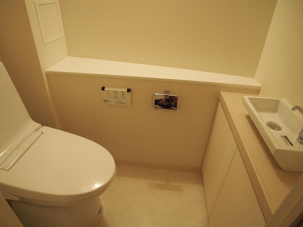 Toilet. Indoor (12 May 2013) Shooting