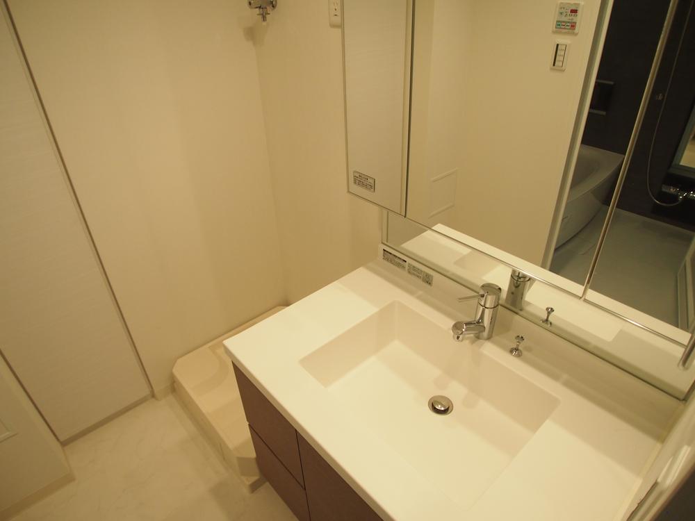 Wash basin, toilet. Indoor (12 May 2013) Shooting