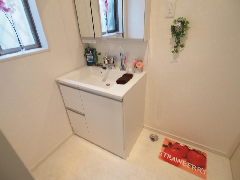 Wash basin, toilet. Room (August 2013) shooting Building 3