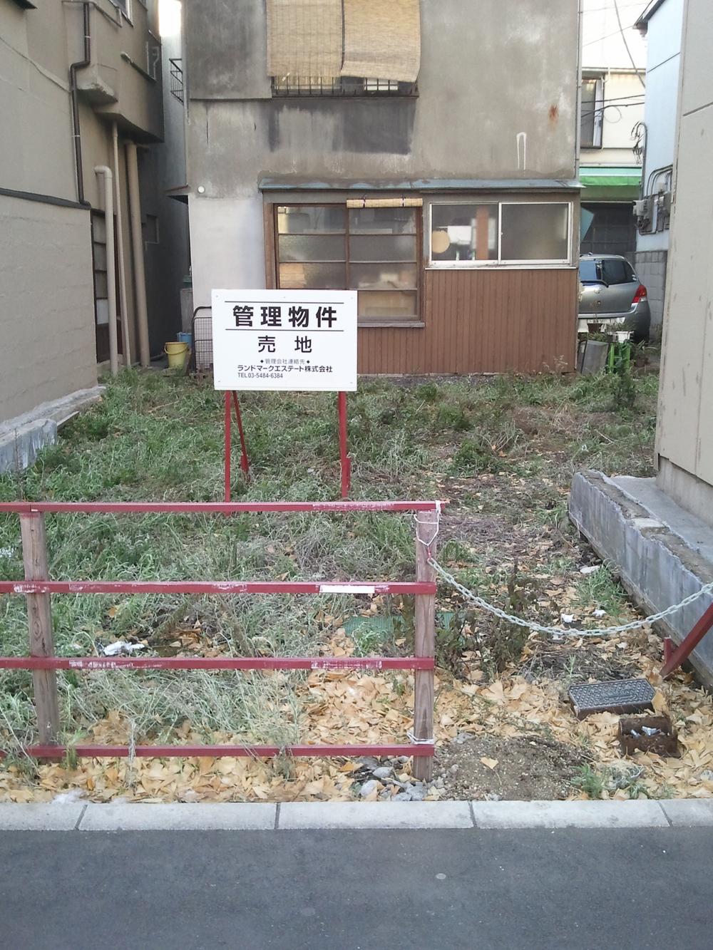 Local photos, including front road. Local (January 2012) shooting