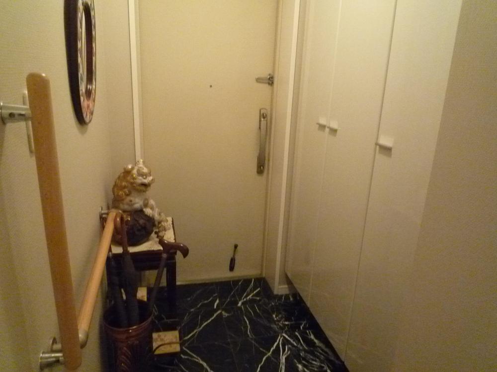 Entrance. Local (12 May 2013) Shooting