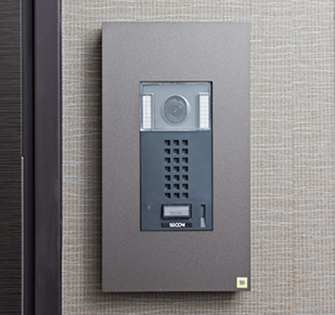 Security.  [Entrance before the camera] Install the camera in front of the entrance. You can see the visitors in front of the entrance. (Same specifications)