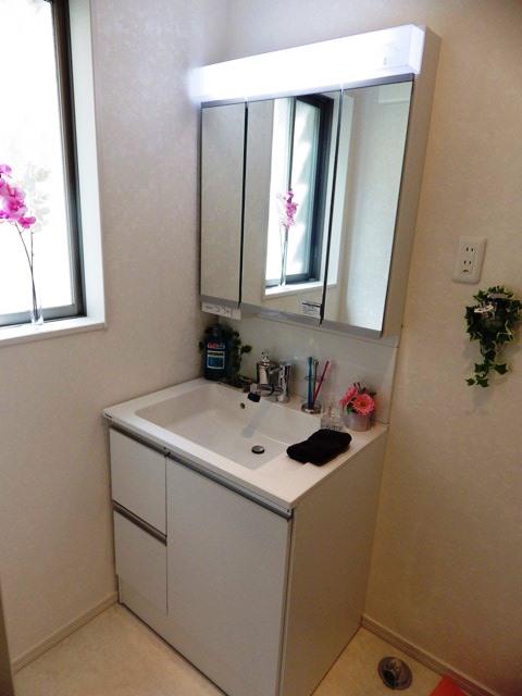 Wash basin, toilet. It will washroom. Also using a stretchable hose possible morning Shan.