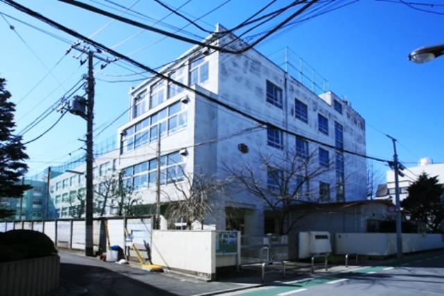 Junior high school. Is a 14-minute walk up to 1100m tenth junior high school until the tenth junior high school.