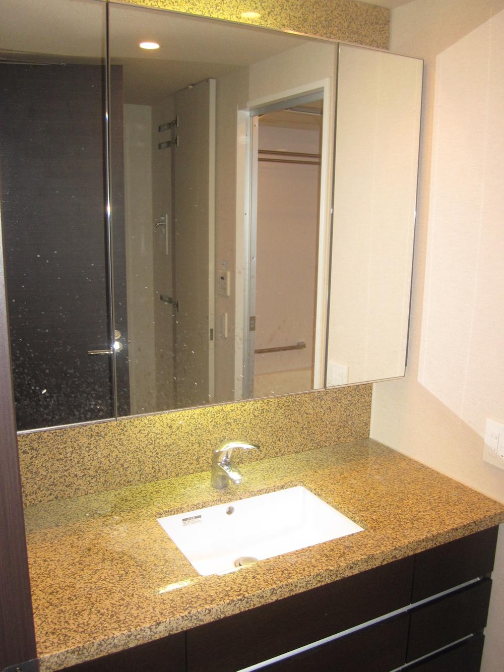 Wash basin, toilet. Indoor (September 2013) Shooting