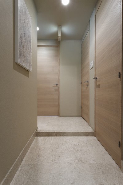 Entrance which adopted the "marble"