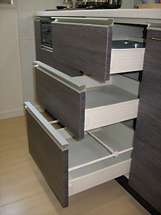 Kitchen.  [Slide storage] GRASS Co., Ltd. of Nova classic that obtained the high confidence in the world in the drawer ・ It has adopted a pro-rail. It is with air Matic function drawn slowly decelerating in front of closed.  ※ Under the sink will be hinged door.