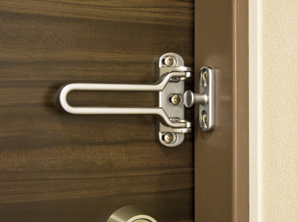 Security.  [Door Guard (with seismic function)] With Door Guard, You can also prevent the intrusion are trying to open the door by force. Bracket of the frame side, Door by earthquake ・ It has also become the corresponding easy specification to the deformation of the frame. (Same specifications)