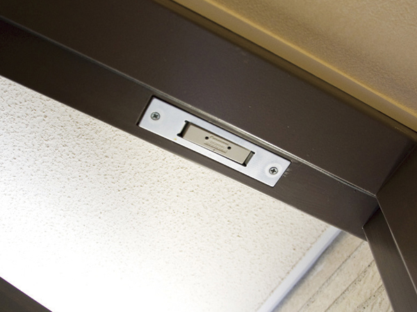 Security.  [Security sensors] Entrance, 1 ・ 2 ・ 4 floor dwelling units of the window (FIX window ・ To except the surface lattice installation window) is, We established the magnet type security sensors. (Same specifications)