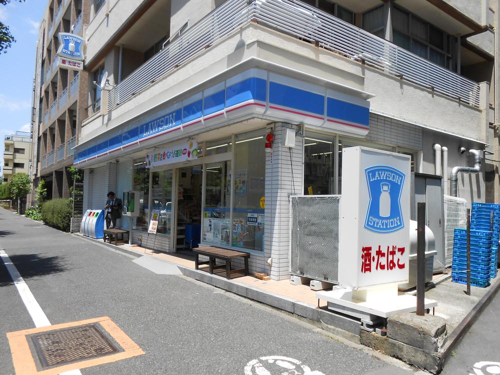 Convenience store. 300m to Lawson