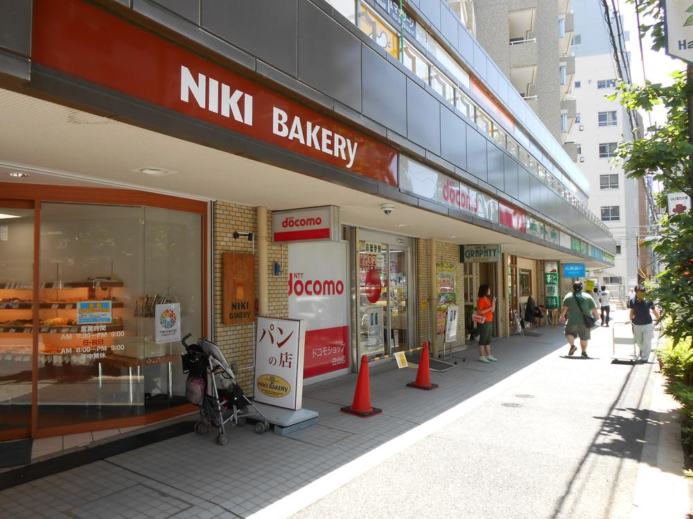 Streets around. 550m before Hakusan Station