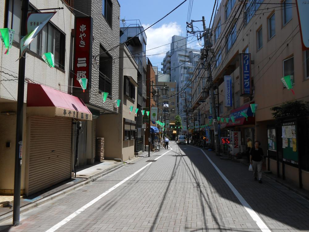 Streets around. Flower capital shopping 400m to the city street