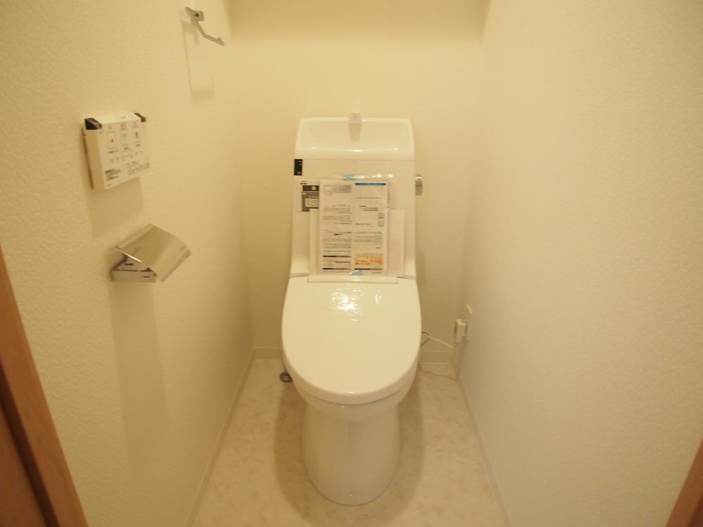 Toilet. Indoor (11 May 2013) Shooting