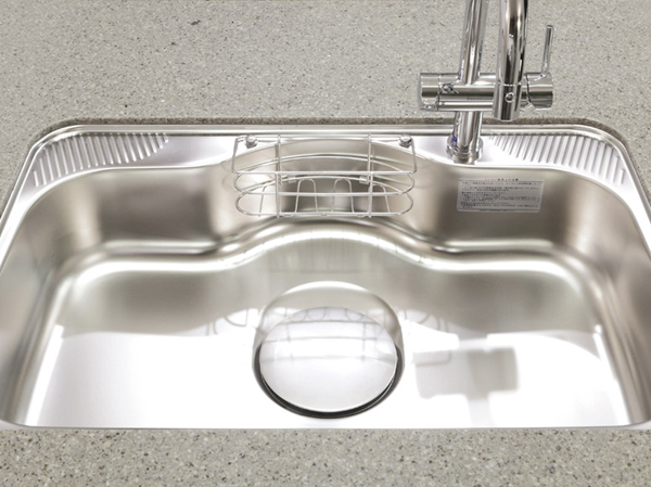 Kitchen.  [Quiet wide sink] Adopted is easy to wash wide sink large cookware. living ・ Conscious living sound to the dining, Water is by design to reduce the I sound.