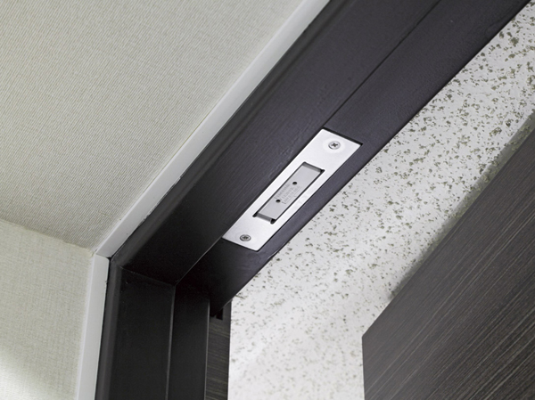 Security.  [Security sensors (dwelling unit entrance ・ window)] It was equipped with a security sensor to the entrance door and windows of the dwelling unit (except for the FIX window). With issues an alarm when you open the door to security when setting, It will be automatically reported to the security company. (Same specifications)