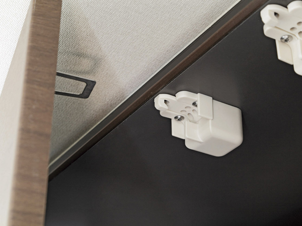 earthquake ・ Disaster-prevention measures.  [Seismic latch] It opens the door in the shaking of an earthquake, It has adopted a seismic latch to prevent the tableware comes popping out in a cupboard hanging kitchen. (Same specifications)