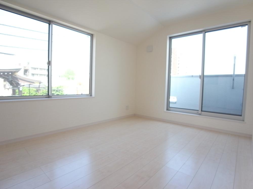 Non-living room. Here also bright Western-style